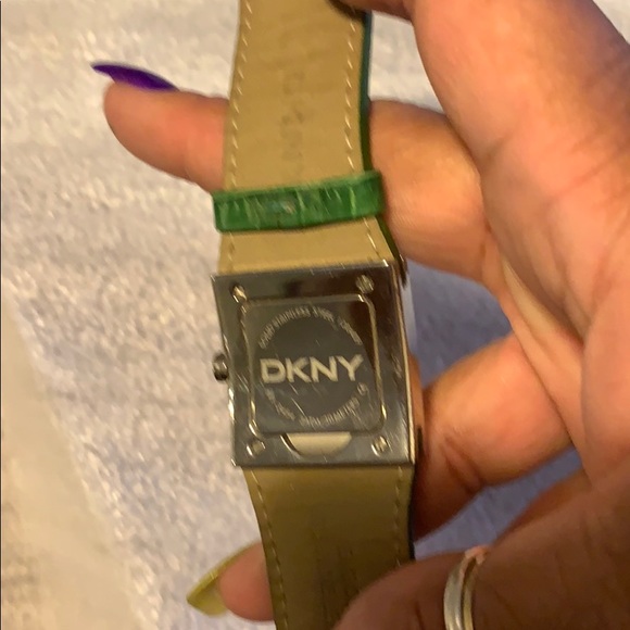 Needs battery - Picture 3 of 5